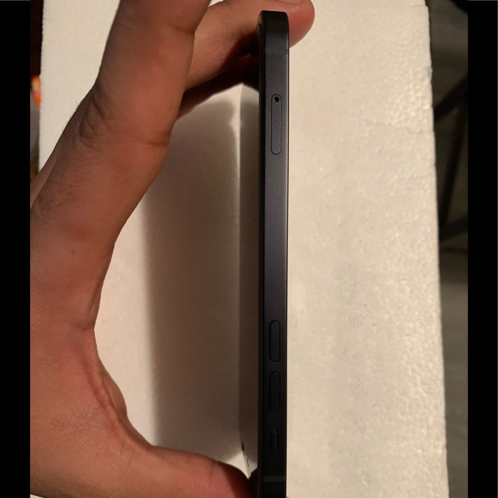 IPhone 12 64GB black fully unlocked to any carrier like new not refurbish !!!!!